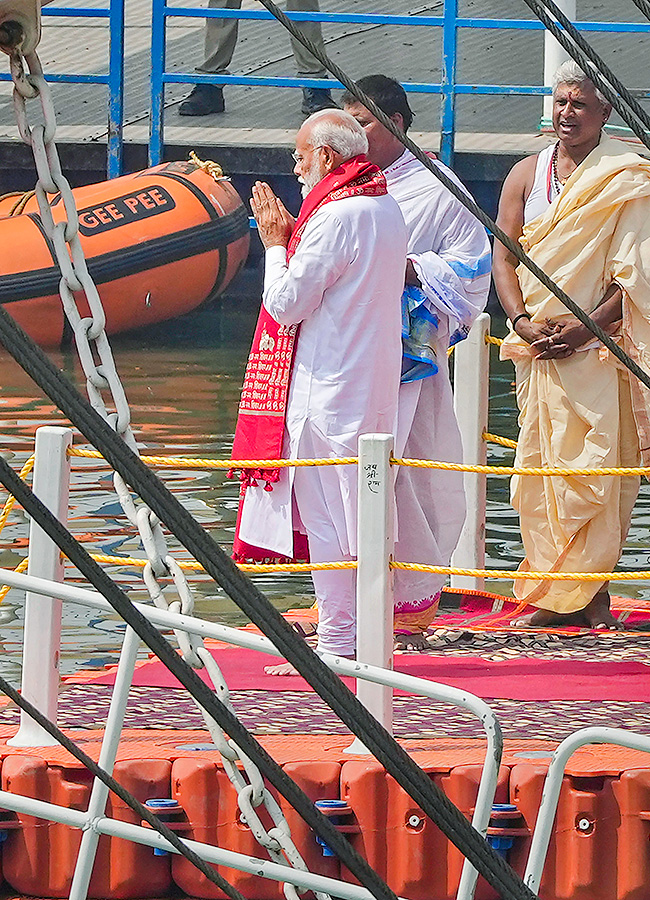Prime_20Minister_20Narendra_20Modi_20Ganga_20Poojan_20at_20Dashashwamedh_20Ghat_20in_20Varanasi-_20_2830_29.jpg 30
