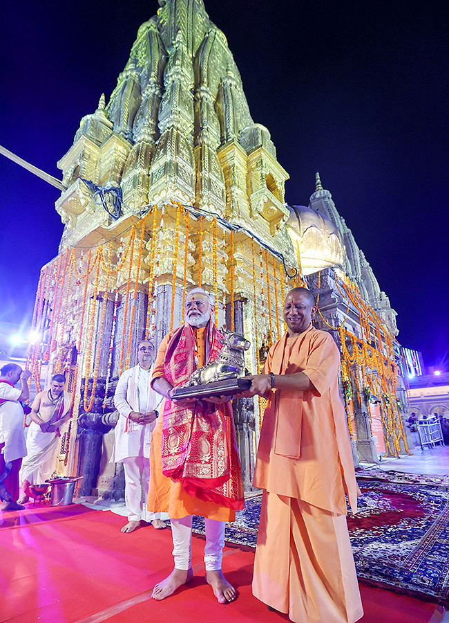 Prime_20Minister_20Narendra_20Modi_20Ganga_20Poojan_20at_20Dashashwamedh_20Ghat_20in_20Varanasi-_20_283_29.jpg 3