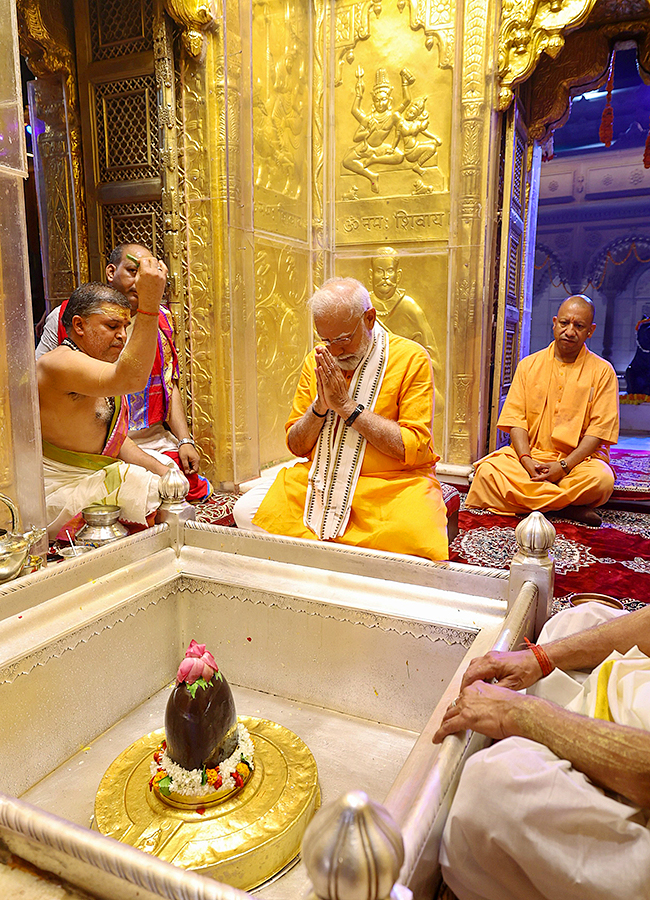 Prime_20Minister_20Narendra_20Modi_20Ganga_20Poojan_20at_20Dashashwamedh_20Ghat_20in_20Varanasi-_20_284_29.jpg 4
