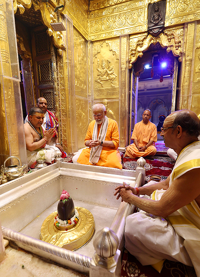 Prime_20Minister_20Narendra_20Modi_20Ganga_20Poojan_20at_20Dashashwamedh_20Ghat_20in_20Varanasi-_20_285_29.jpg 5