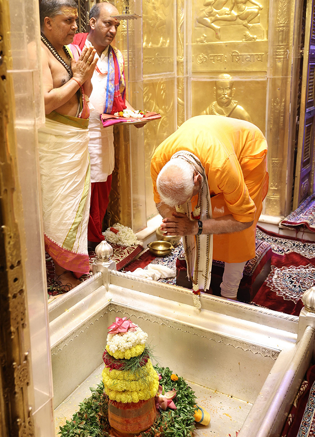 Prime_20Minister_20Narendra_20Modi_20Ganga_20Poojan_20at_20Dashashwamedh_20Ghat_20in_20Varanasi-_20_287_29.jpg 7