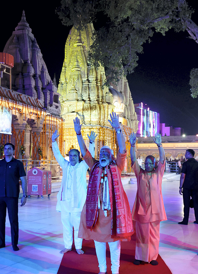 Prime_20Minister_20Narendra_20Modi_20Ganga_20Poojan_20at_20Dashashwamedh_20Ghat_20in_20Varanasi-_20_288_29.jpg 8