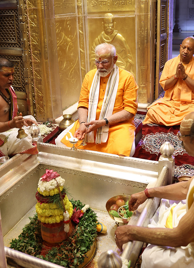 Prime_20Minister_20Narendra_20Modi_20Ganga_20Poojan_20at_20Dashashwamedh_20Ghat_20in_20Varanasi-_20_289_29.jpg 9