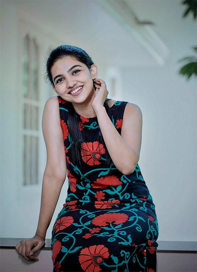 actress_20mamitha_20baiju_20photos_20_2814_29.jpg 14