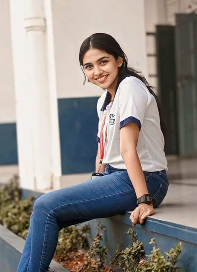 actress_20mamitha_20baiju_20photos_20_2816_29.jpg 16