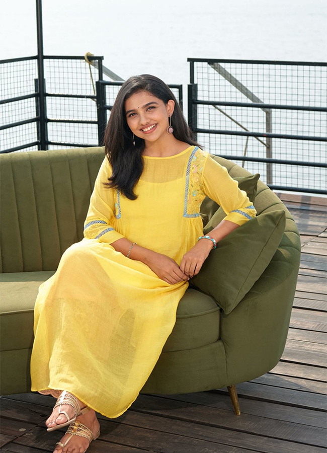 actress_20mamitha_20baiju_20photos_20_2817_29.jpg 17