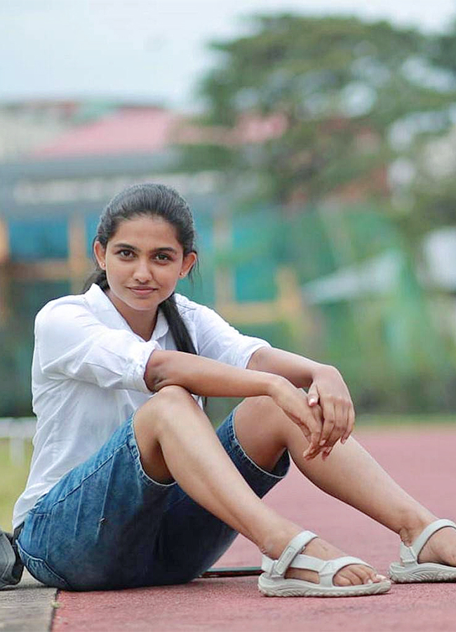 actress_20mamitha_20baiju_20photos_20_2823_29.jpg 23
