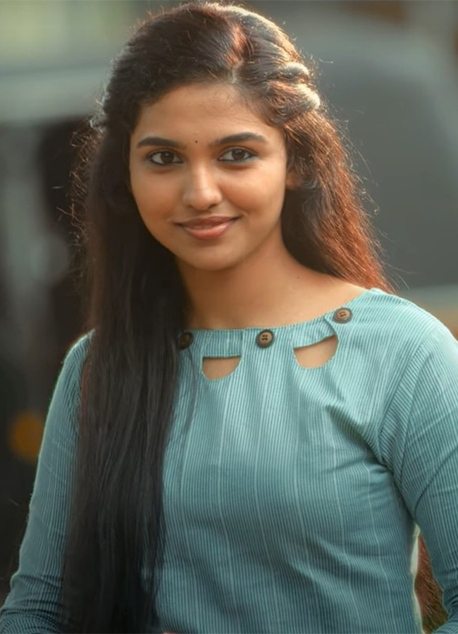actress_20mamitha_20baiju_20photos_20_2825_29.jpg 25