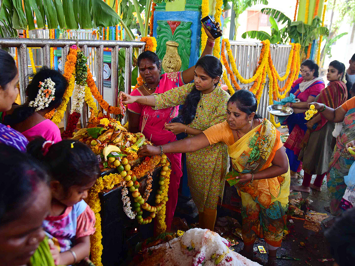 Devotees_20Celebrating_20Tataiahgunta_20Gangamma_20Jatara_202024_20Photos-_20_283_29.jpg 3