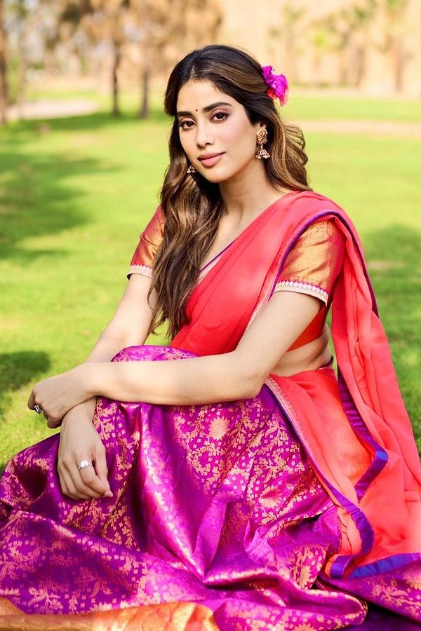 Janhvi_20Kapoor_20pays_20a_20special_20tribute_20to_20MS_20Dhonis_20jersey_20number_207_20Photos_20_2813_29_3.jpg 13