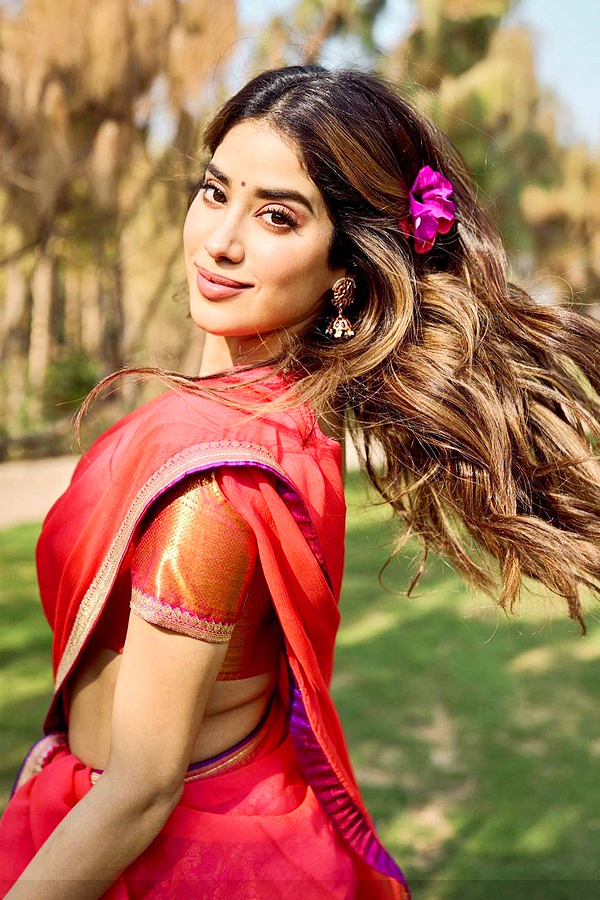 Janhvi_20Kapoor_20pays_20a_20special_20tribute_20to_20MS_20Dhonis_20jersey_20number_207_20Photos_20_2816_29_3.jpg 16