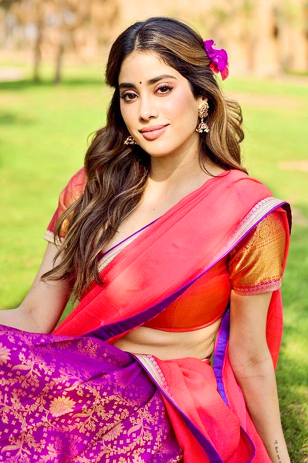 Janhvi_20Kapoor_20pays_20a_20special_20tribute_20to_20MS_20Dhonis_20jersey_20number_207_20Photos_20_2817_29_3.jpg 17
