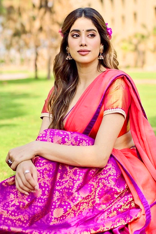Janhvi_20Kapoor_20pays_20a_20special_20tribute_20to_20MS_20Dhonis_20jersey_20number_207_20Photos_20_2818_29_3.jpg 18