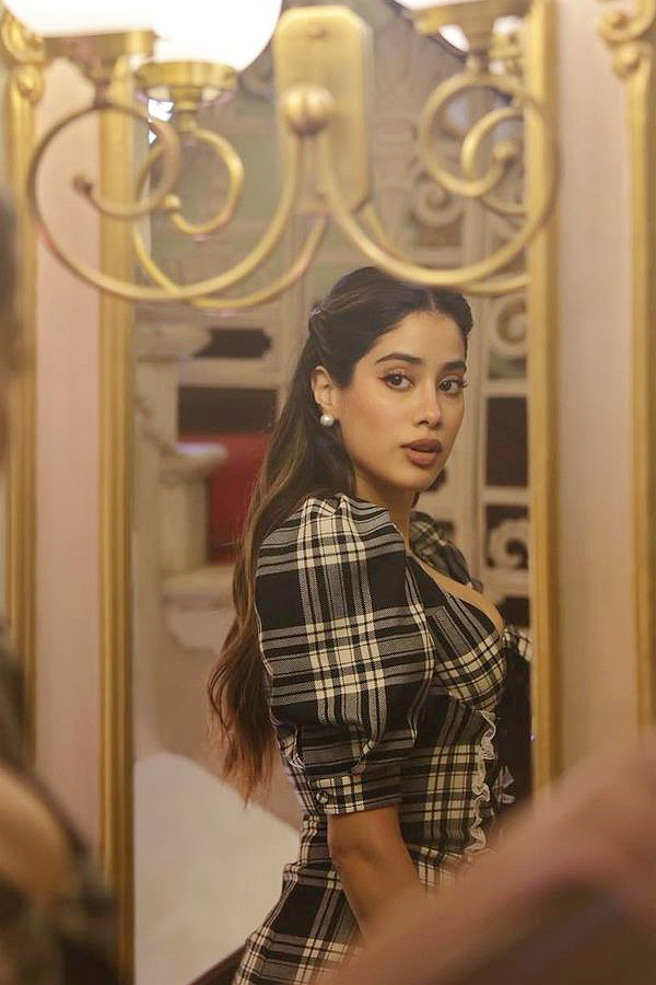 Janhvi_20Kapoor_20pays_20a_20special_20tribute_20to_20MS_20Dhonis_20jersey_20number_207_20Photos_20_289_29_4.jpg 9