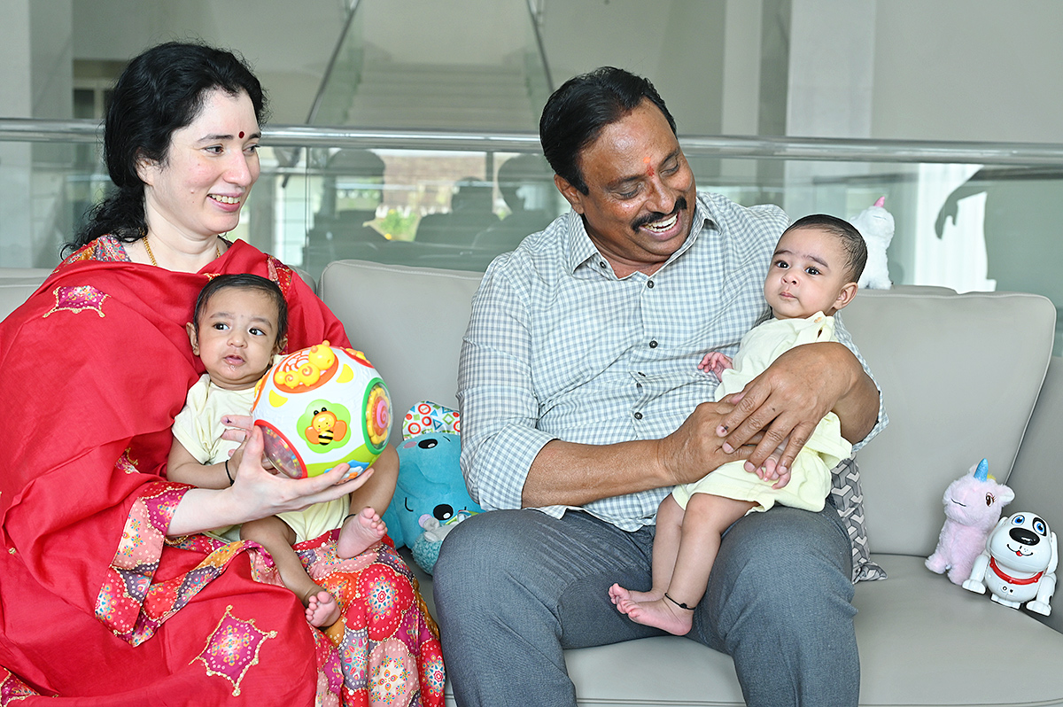 Political_20leaders_20relaxing_20with_20Their_20families_20after_20Lok_20Sabha_20Polling_20Telangana-1.jpg 2