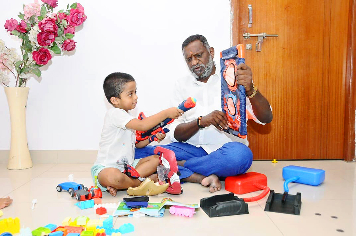 Political_20leaders_20relaxing_20with_20Their_20families_20after_20Lok_20Sabha_20Polling_20Telangana-10.jpg 11