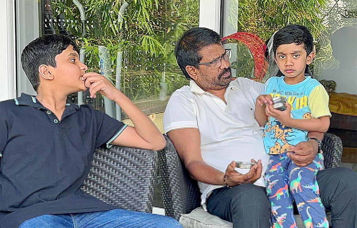 Political_20leaders_20relaxing_20with_20Their_20families_20after_20Lok_20Sabha_20Polling_20Telangana-12.jpg 13