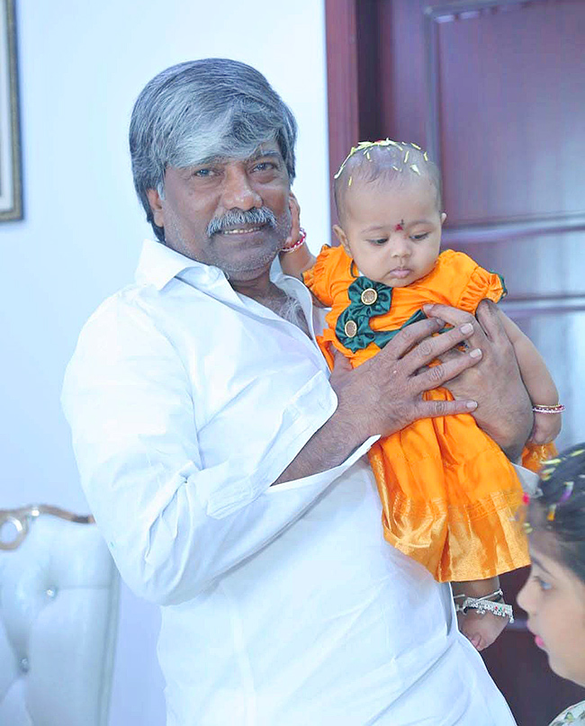 Political_20leaders_20relaxing_20with_20Their_20families_20after_20Lok_20Sabha_20Polling_20Telangana-4.jpg 5