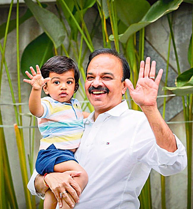 Political_20leaders_20relaxing_20with_20Their_20families_20after_20Lok_20Sabha_20Polling_20Telangana-5.jpg 6