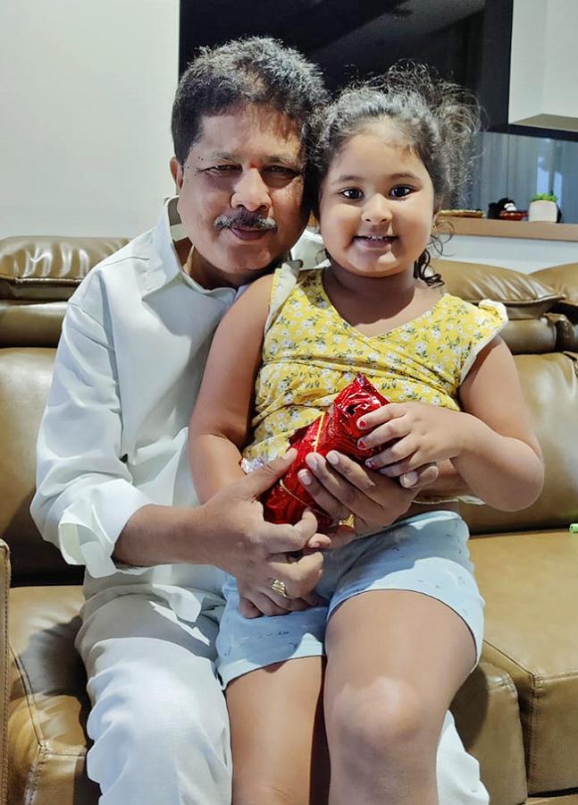 Political_20leaders_20relaxing_20with_20Their_20families_20after_20Lok_20Sabha_20Polling_20Telangana-6.jpg 7