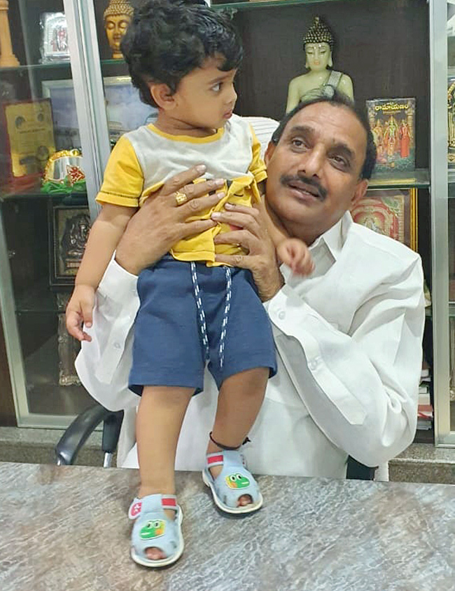 Political_20leaders_20relaxing_20with_20Their_20families_20after_20Lok_20Sabha_20Polling_20Telangana-7.jpg 8