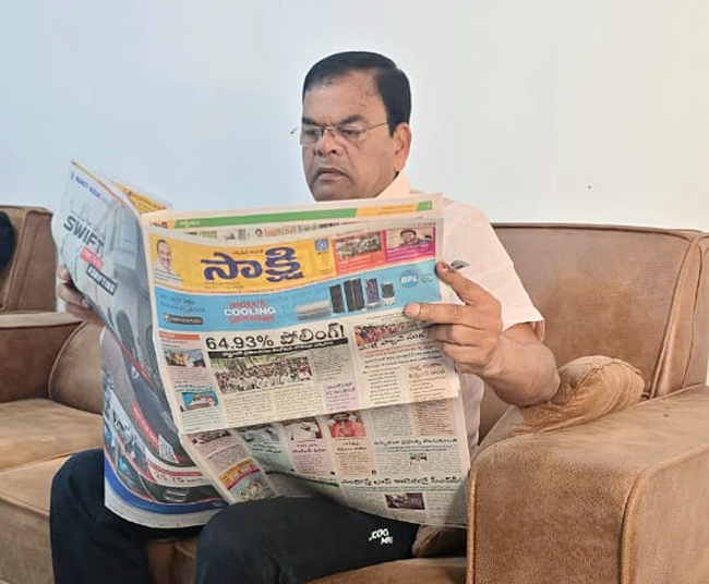 Political_20leaders_20relaxing_20with_20Their_20families_20after_20Lok_20Sabha_20Polling_20Telangana-8.jpg 9