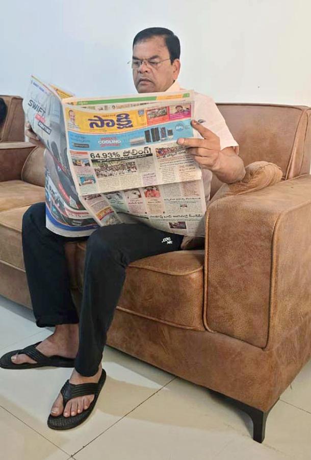 Political_20leaders_20relaxing_20with_20Their_20families_20after_20Lok_20Sabha_20Polling_20Telangana-9.jpg 10