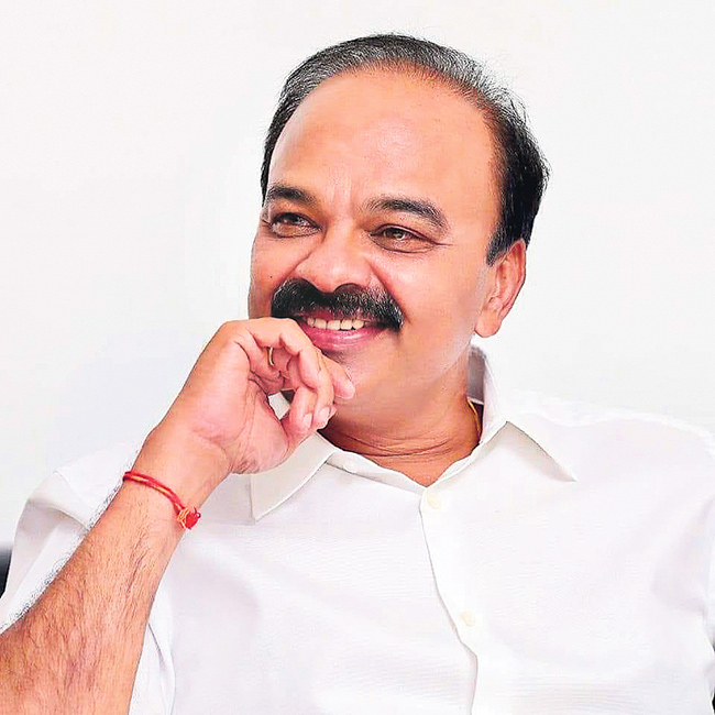 Political_20leaders_20relaxing_20with_20Their_20families_20after_20Lok_20Sabha_20Polling_20Telangana14.jpg 15