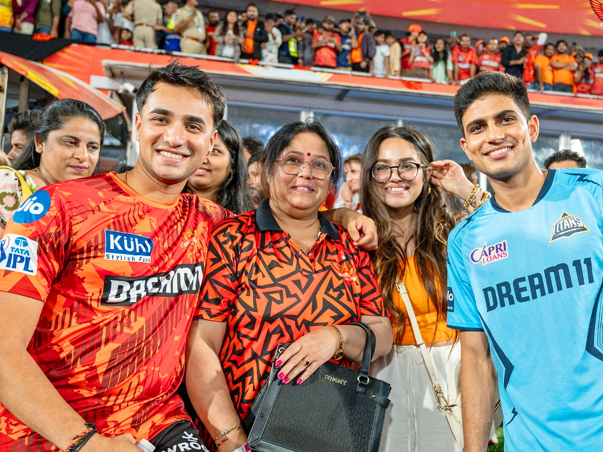 Shubman_20Gill_20Meets_20Abhishek_20Sharma_20Mother_20And_20sister_20after_20GT_20vs_20SRH_20IPL_202024_20Viral_20Photos_20_281_29.jpg 2