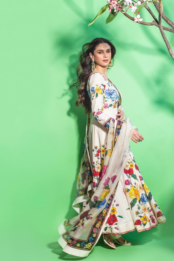 Aditi-Rao-Hydari-11_0.jpg 12
