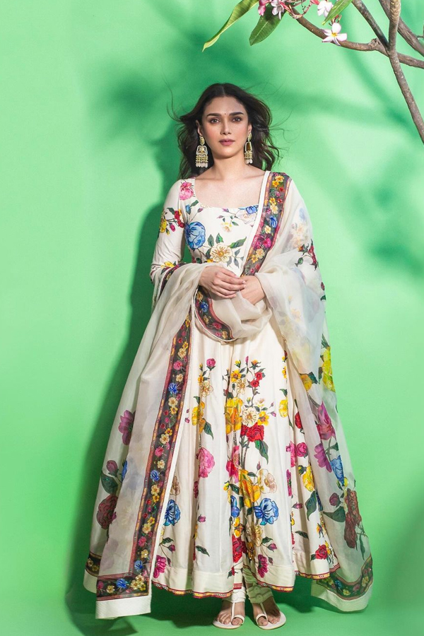Aditi-Rao-Hydari-9_0.jpg 10