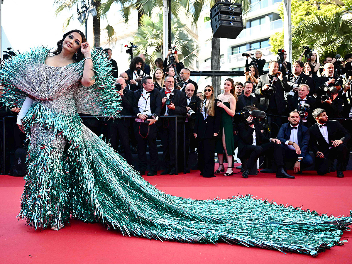 Aishwarya_20Rai_20Bachchan_2077th_20international_20film_20festival_20at_20Cannes-_20_2815_29.jpg 15