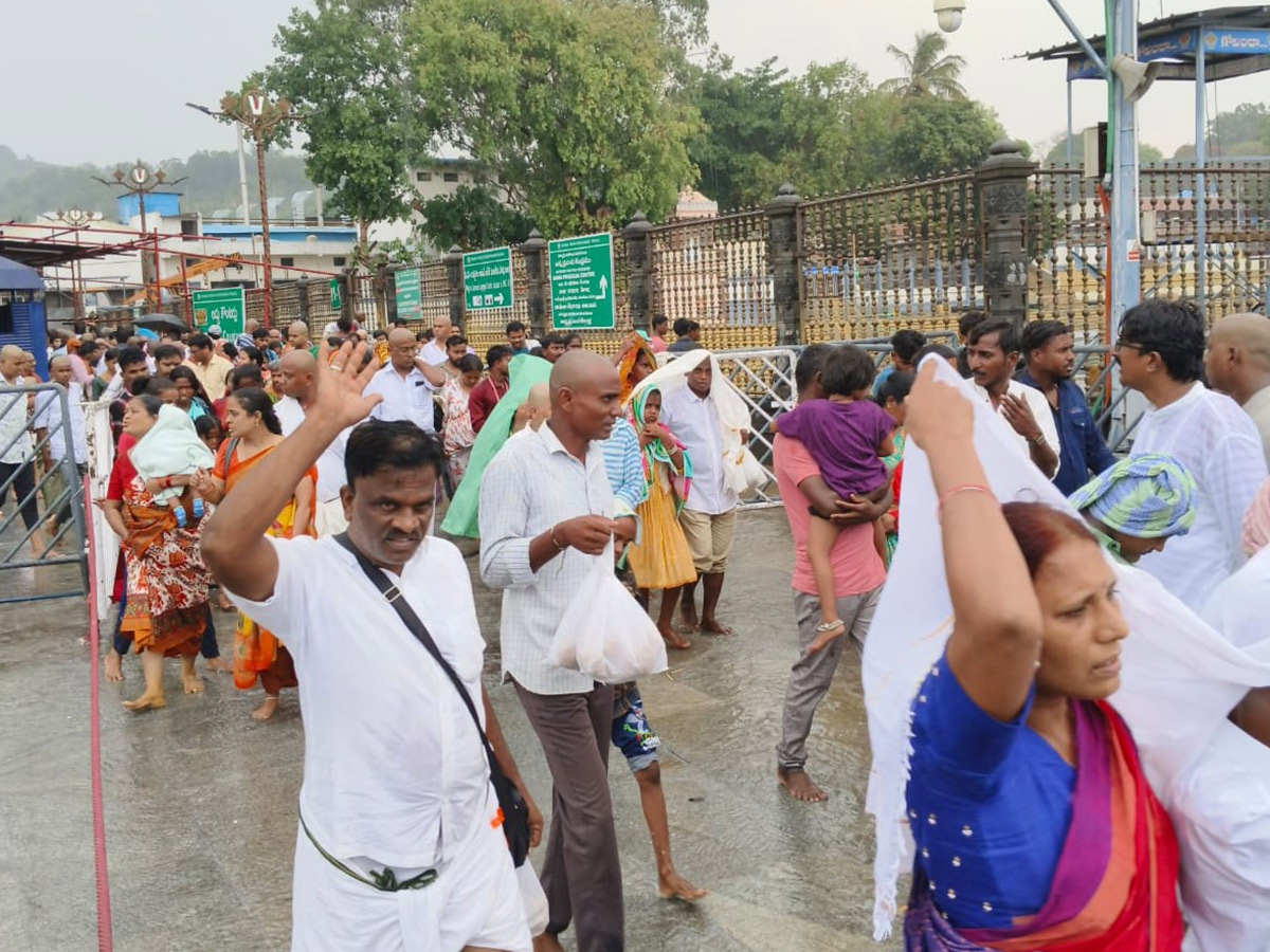 Huge_20Rush_20at_20Tirumala_20Temple_20Photos-13.jpg 13