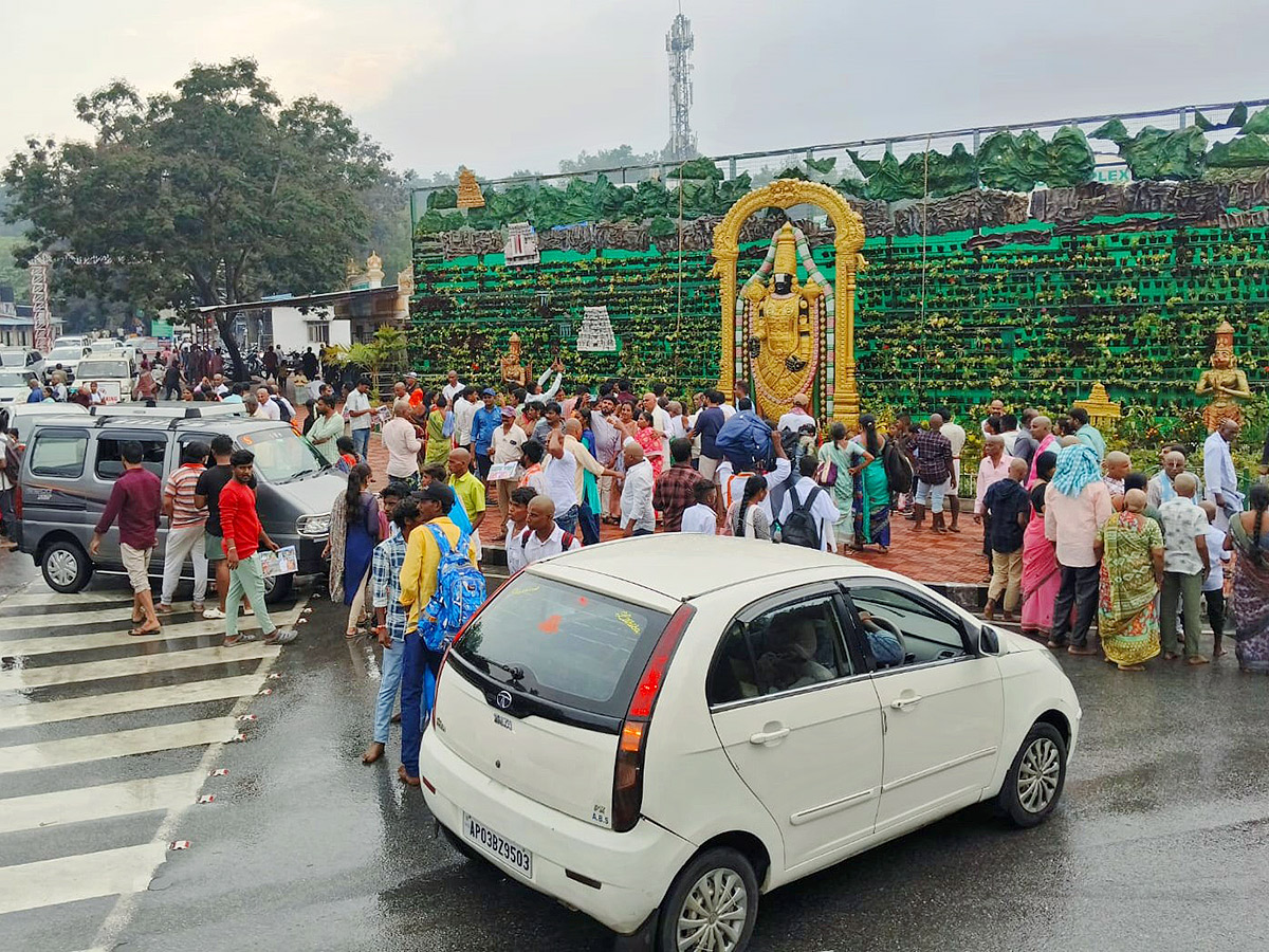 Huge_20Rush_20at_20Tirumala_20Temple_20Photos-14.jpg 14