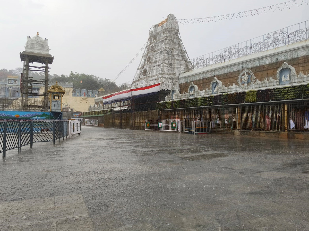 Huge_20Rush_20at_20Tirumala_20Temple_20Photos-15.jpg 15