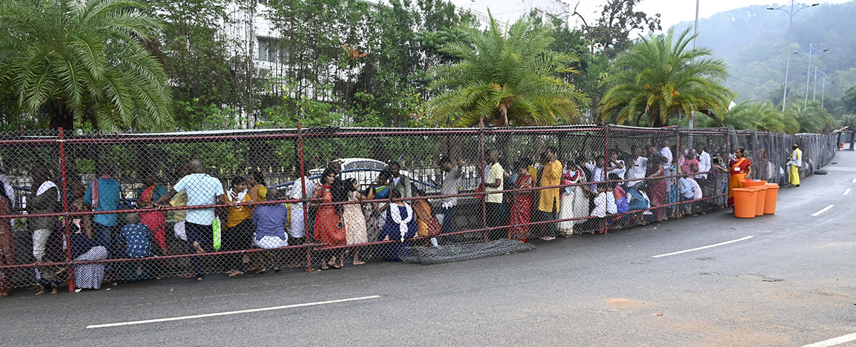 Huge_20Rush_20at_20Tirumala_20Temple_20Photos-3.jpg 3