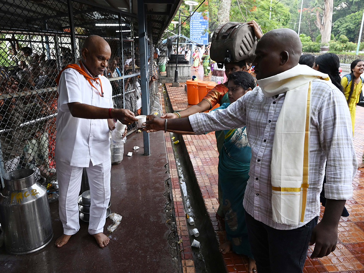 Huge_20Rush_20at_20Tirumala_20Temple_20Photos-6.jpg 6