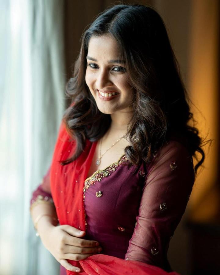 AnikhaSurendran-06.jpg 6