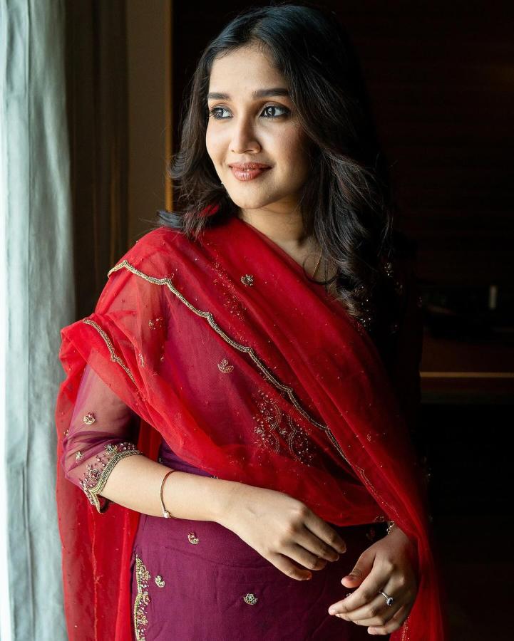 AnikhaSurendran-07.jpg 7