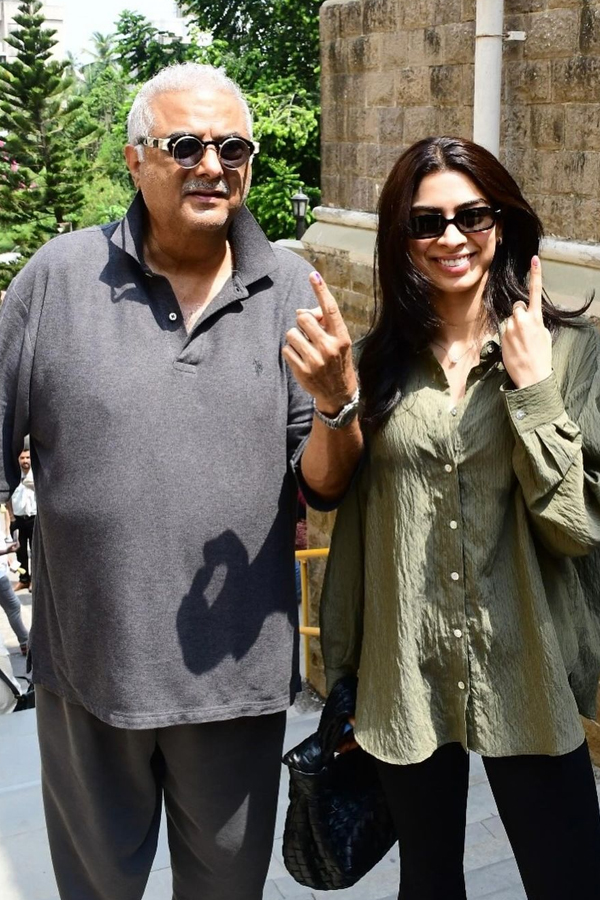 16.Boney-Kapoor_Kushi-Kapoor.jpg 19