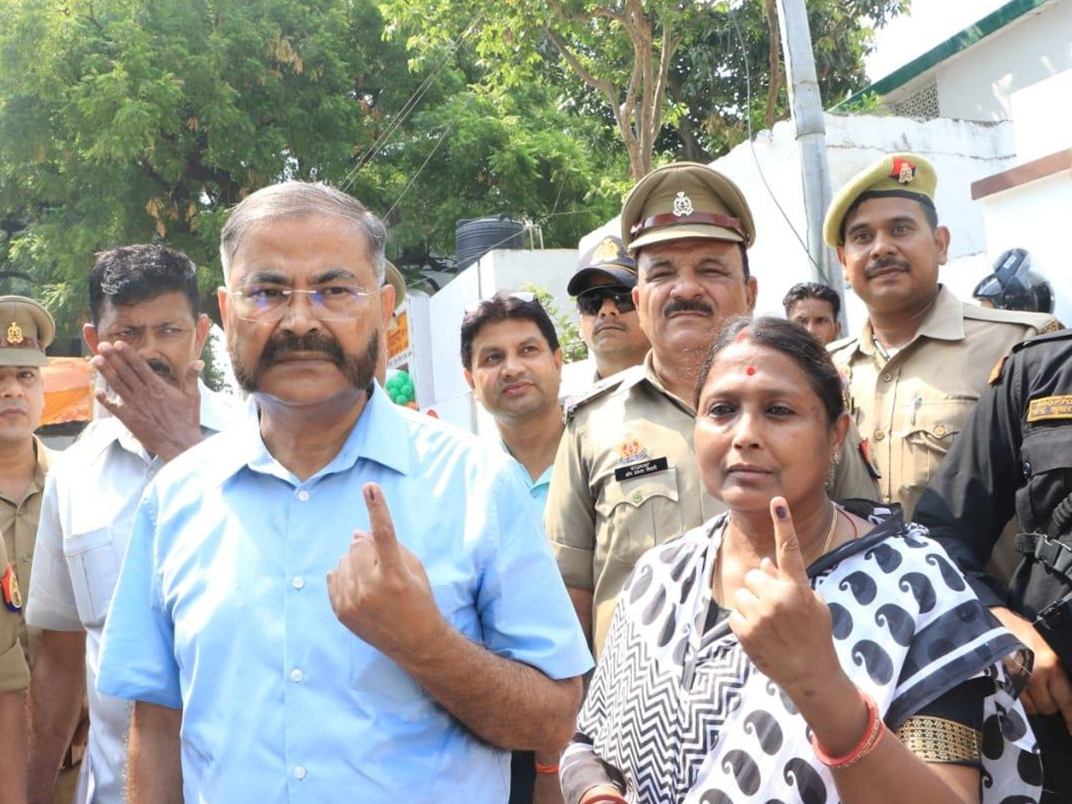 23.Uttar-Pradesh-DGP-Prashant-Kumar.jpg 26