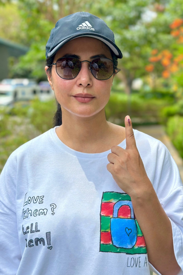 HinaKhan.jpg 30