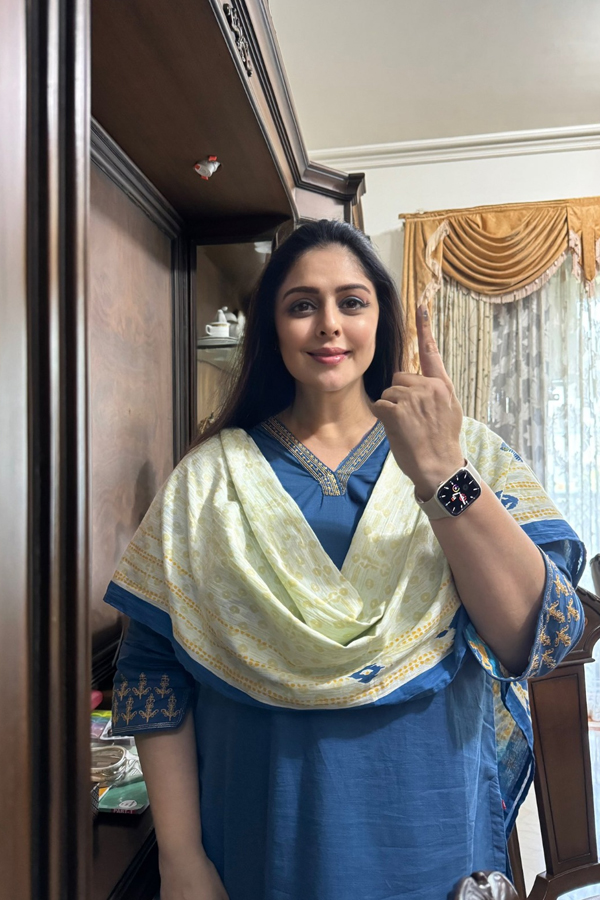 Nagma.jpg 39