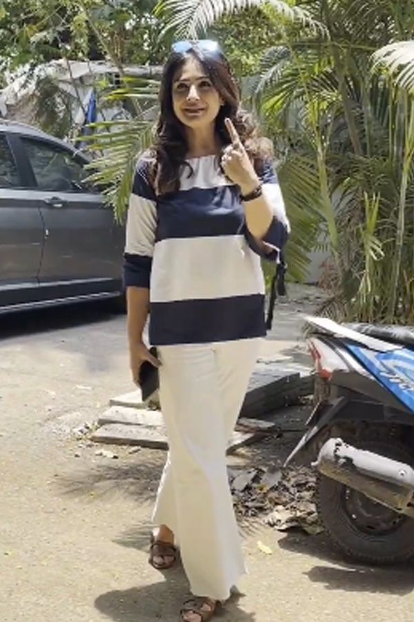 RaveenaTandon.jpg 34