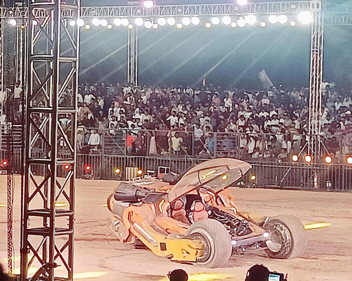 Prabhas_20Makes_20a_20Grand_20Entry_20At_20Kalki_202898_20AD_20Hyderabad_20Event_20Photos_20_282_29.jpg 8