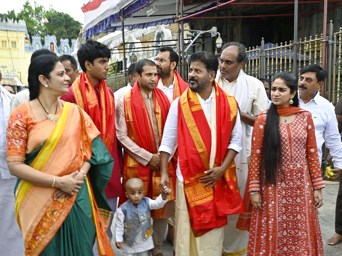 Telangana_20CM_20Revanth_20Reddy_20With_20Family_20Visits_20Tirumala_20Photos_20_2810_29.jpg 11