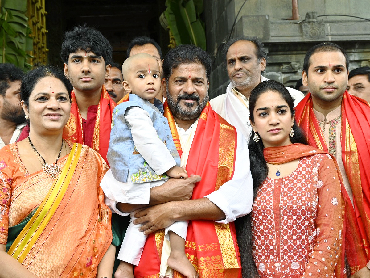 Telangana_20CM_20Revanth_20Reddy_20With_20Family_20Visits_20Tirumala_20Photos_20_2812_29.jpg 12