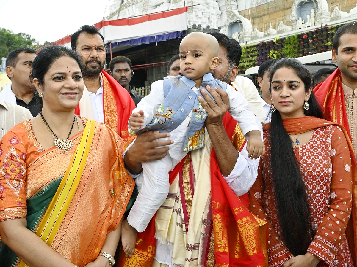 Telangana_20CM_20Revanth_20Reddy_20With_20Family_20Visits_20Tirumala_20Photos_20_281_29.jpg 2