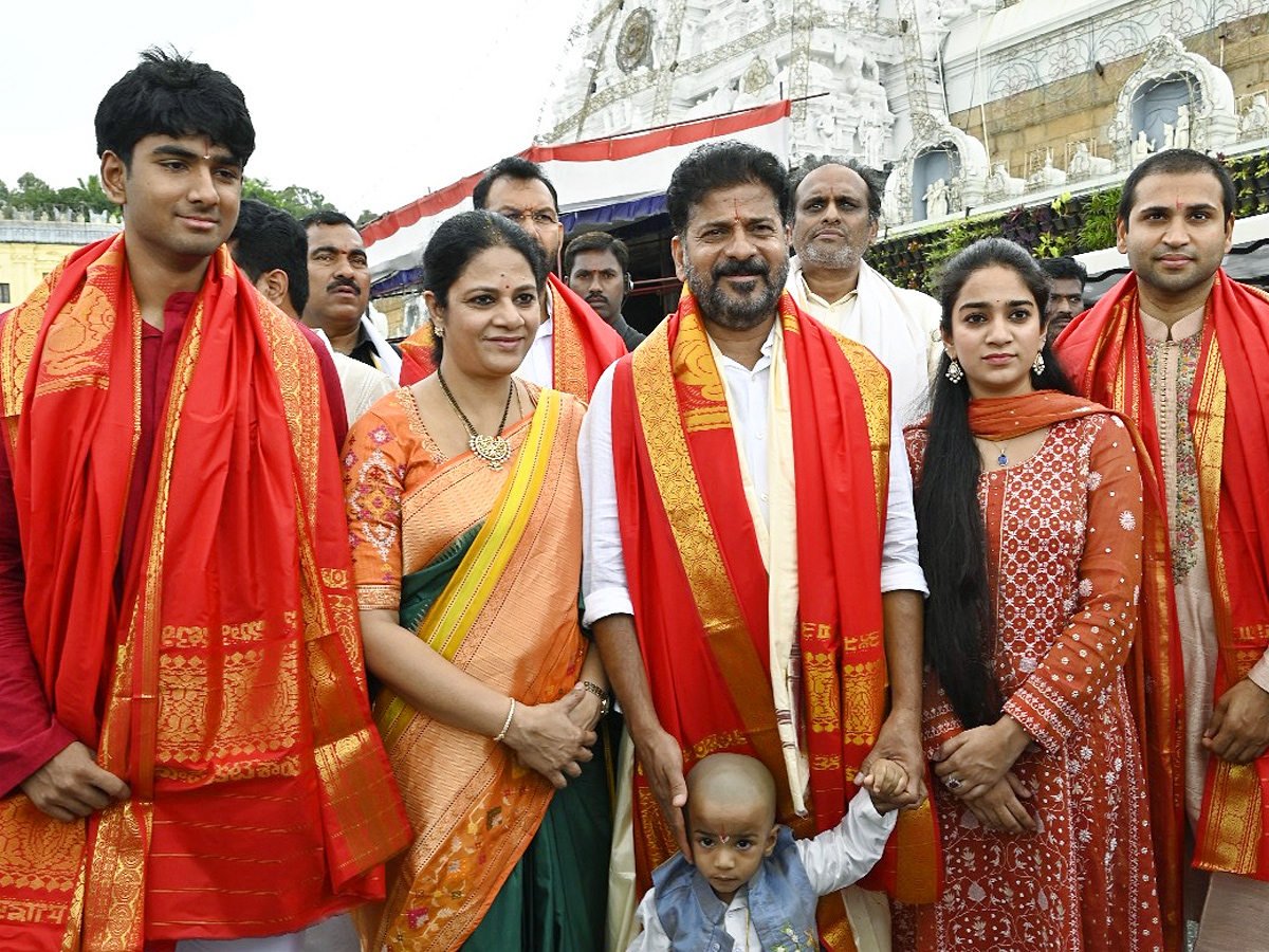 Telangana_20CM_20Revanth_20Reddy_20With_20Family_20Visits_20Tirumala_20Photos_20_283_29.jpg 4