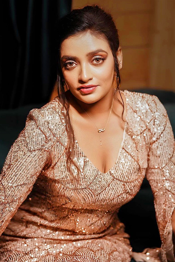 Actress_20Ashi_20Roy_20Busted_20For_20Being_20Present_20At_20Bengalurus_20Rave_20Party_20Photos_20_284_29.jpg 5
